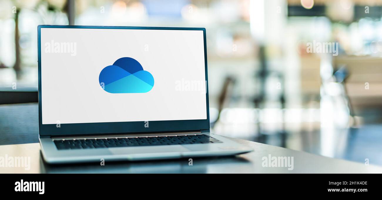 POZNAN, POL - SEP 23, 2020 : ordinateur portable affichant le logo de Microsoft OneDrive, un service d'hébergement de fichiers et de synchronisation exploité par MICR Banque D'Images