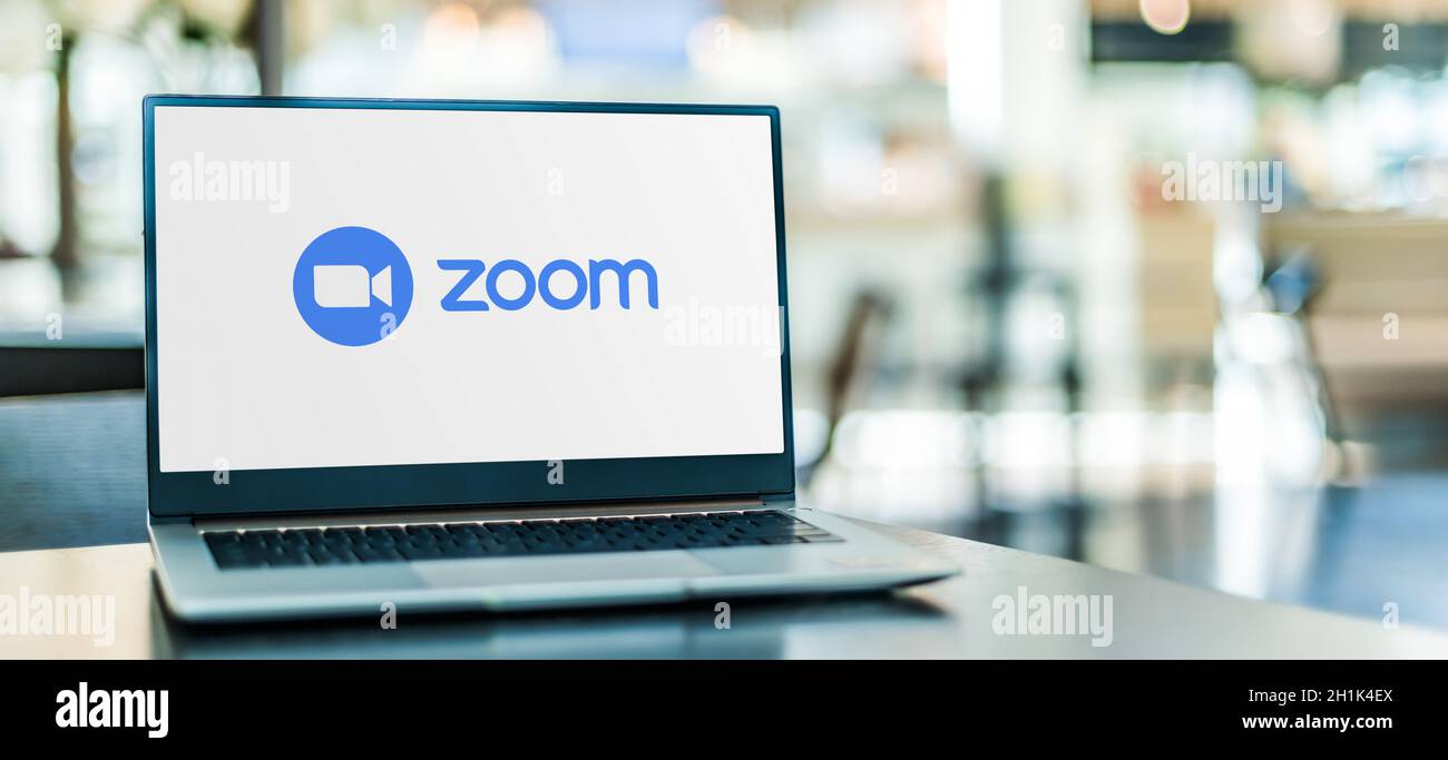 POZNAN, POL - SEP 23, 2020 : ordinateur portable affichant le logo de Zoom, la vidéotéléphonie et les services de chat en ligne via un logiciel peer-to-peer basé sur le cloud Banque D'Images