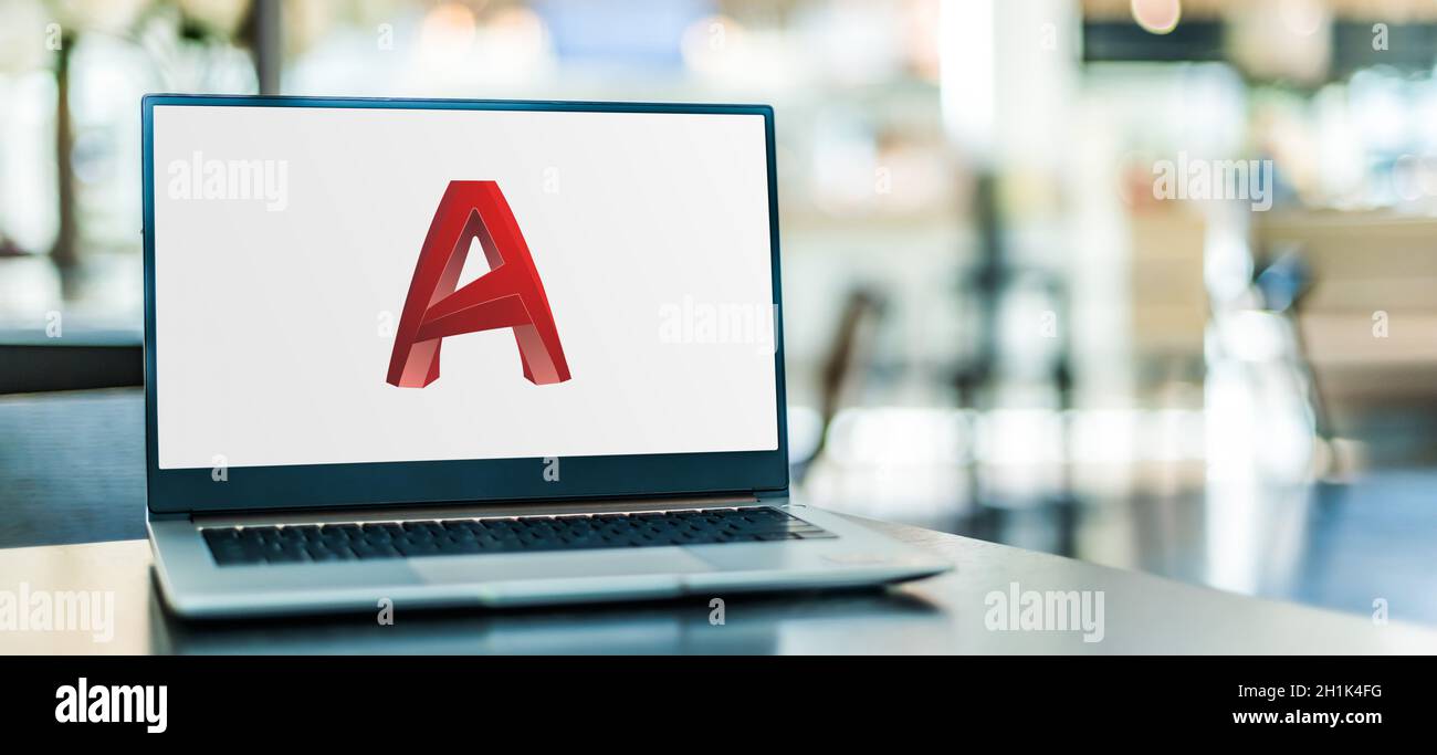 POZNAN, POL - SEP 23, 2020: Ordinateur portable affichant le logo d'AutoCAD, une application commerciale de conception assistée par ordinateur (CAO) et de dessin, de Banque D'Images