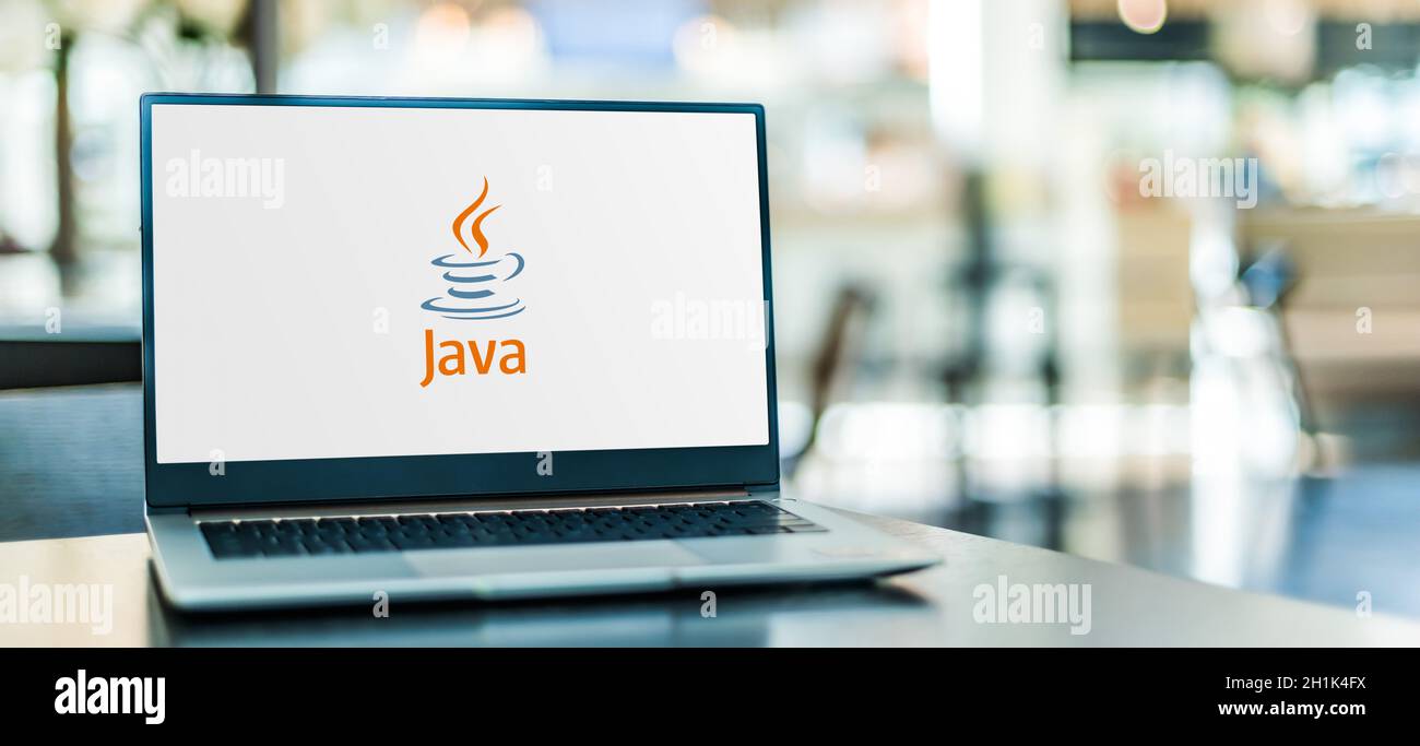 POZNAN, POL - SEP 23, 2020 : ordinateur portable affichant le logo de Java, un langage de programmation général développé par Sun Microsystems Banque D'Images