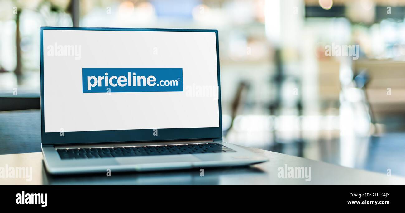 POZNAN, POL - SEP 23, 2020: Ordinateur portable affichant le logo de Priceline.com, une agence de voyages en ligne pour trouver des tarifs réduits pour les pu de voyage Banque D'Images