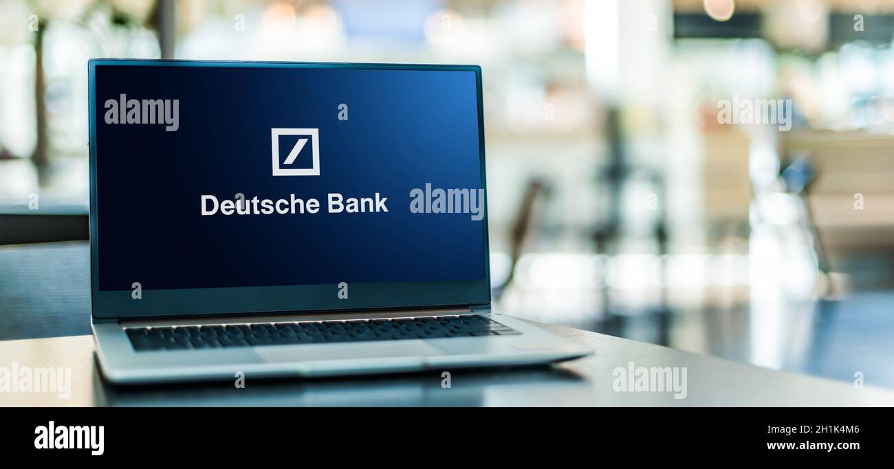 POZNAN, POL - SEP 23, 2020: Ordinateur portable affichant le logo de Deutsche Bank, une banque multinationale d'investissement et de services financiers siège social Banque D'Images