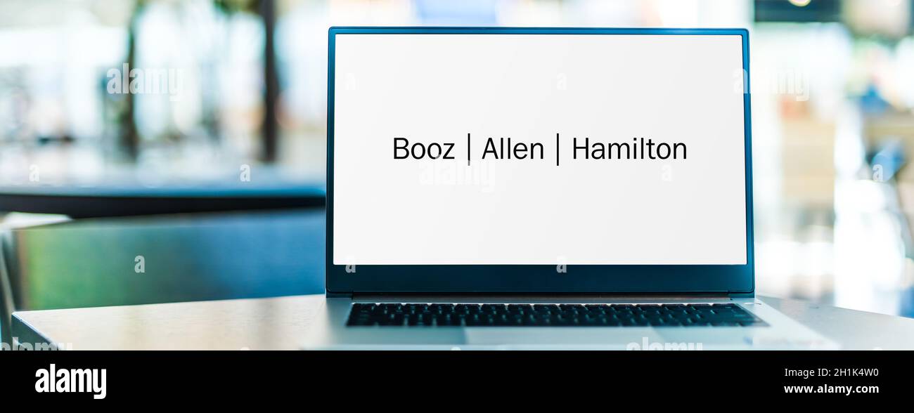POZNAN, POL - SEP 23, 2020: Ordinateur portable affichant le logo de Booz Allen Hamilton Holding Corporation, une technologie américaine de gestion et d'information Banque D'Images