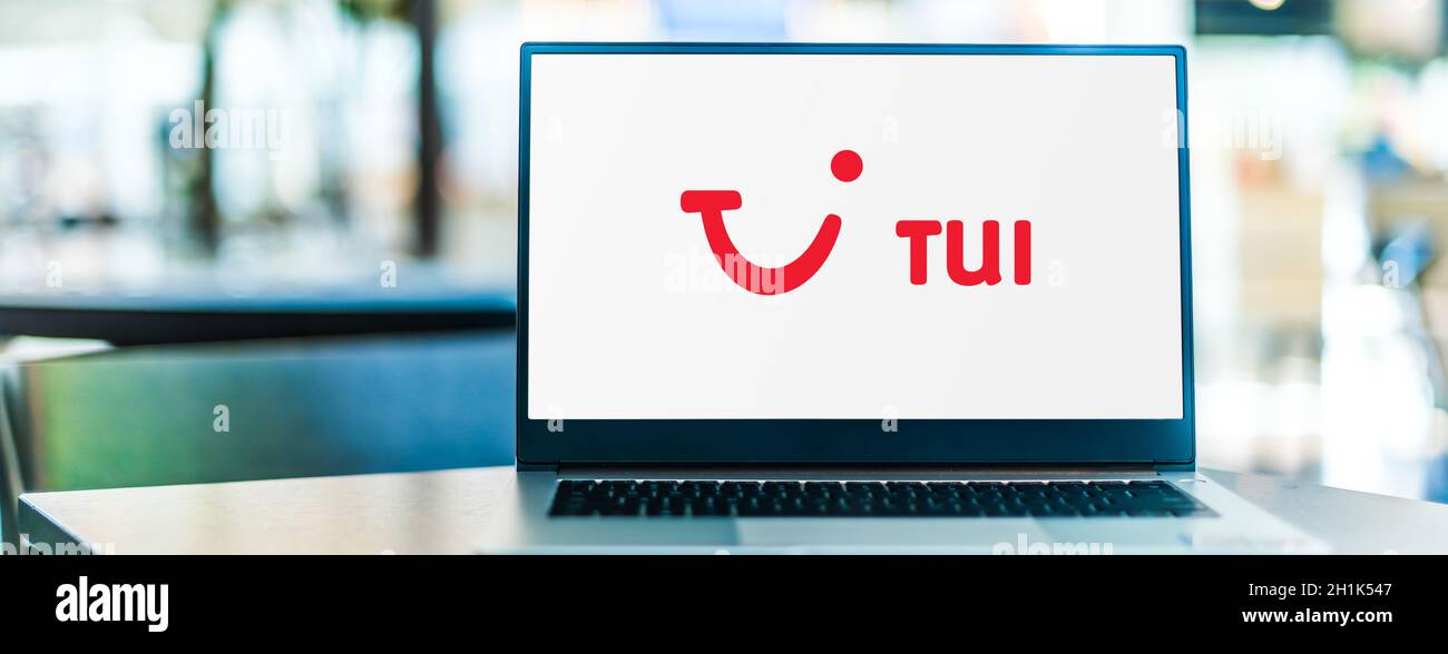 POZNAN, POL - SEP 23, 2020: Ordinateur portable affichant le logo de TUI, une société multinationale anglo-allemande de voyage et de tourisme dont le siège est à Hanovre, Banque D'Images