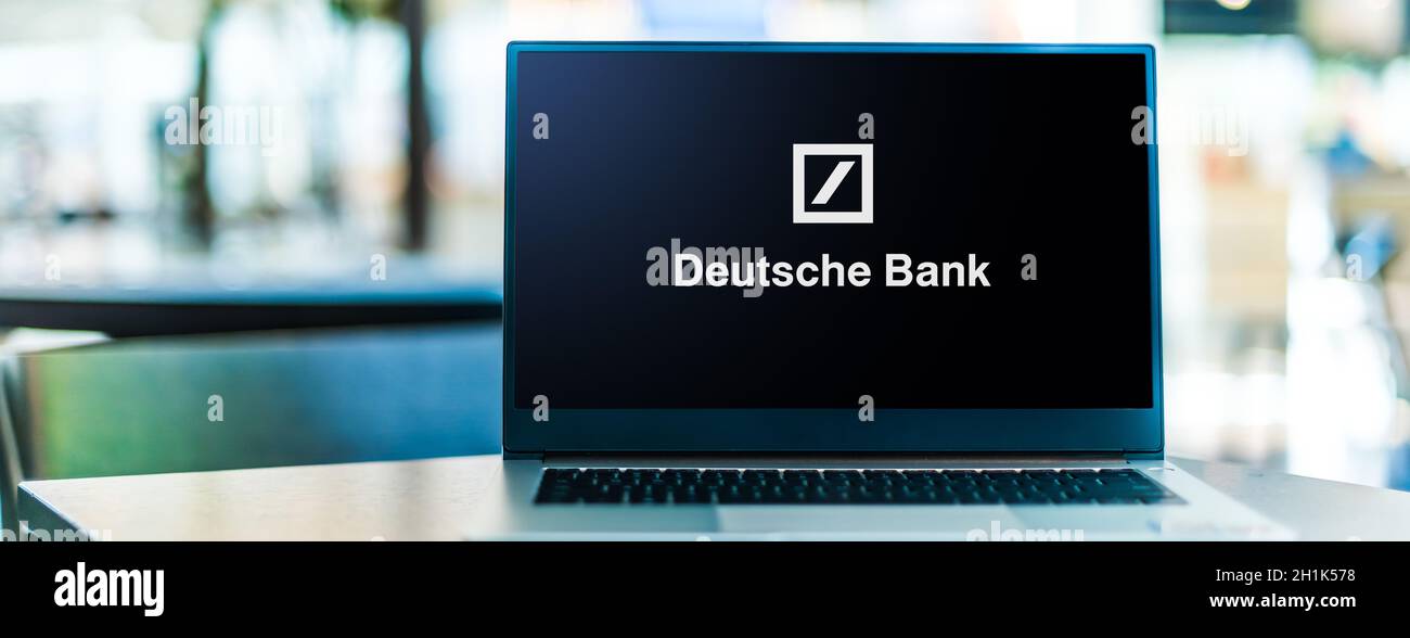 POZNAN, POL - SEP 23, 2020: Ordinateur portable affichant le logo de Deutsche Bank, une banque multinationale d'investissement et de services financiers siège social Banque D'Images