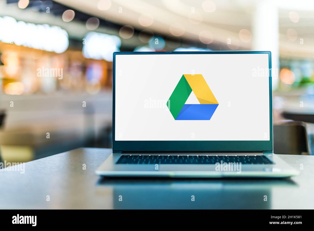 POZNAN, POL - SEP 23, 2020: Ordinateur portable affichant le logo de Google Drive, un service de stockage de fichiers et de synchronisation développé par Google Banque D'Images