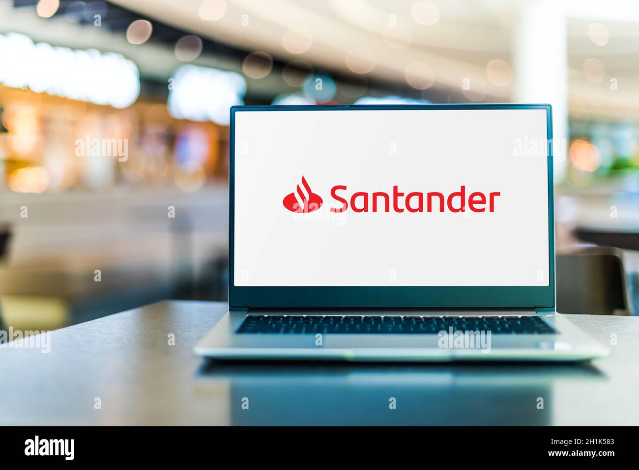 POZNAN, POL - SEP 23, 2020: Ordinateur portable affichant le logo de Banco Santander, S.A., une société multinationale de services financiers basée à Madrid et S. Banque D'Images