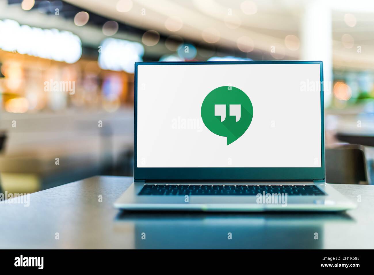 POZNAN, POL - SEP 23, 2020: Ordinateur portable affichant le logo de Google Hangouts, un logiciel de communication développé par Google Banque D'Images