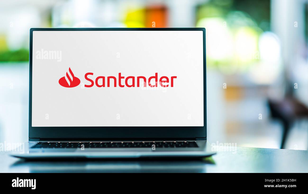 POZNAN, POL - SEP 23, 2020: Ordinateur portable affichant le logo de Banco Santander, S.A., une société multinationale de services financiers basée à Madrid et S. Banque D'Images