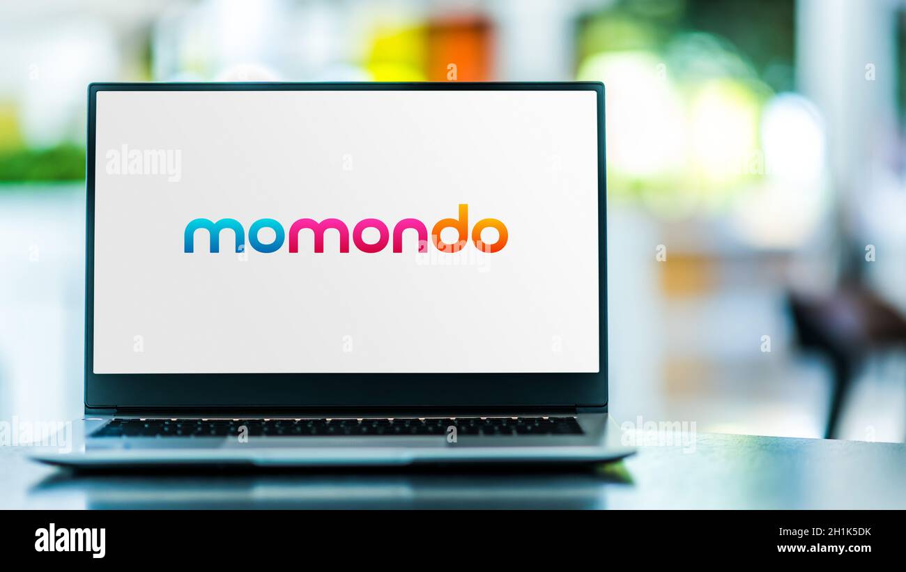 POZNAN, POL - SEP 23, 2020: Ordinateur portable affichant le logo de Momondo, un agrégateur de tarifs de voyage et un moteur de métarecherche de tarifs de voyage Banque D'Images