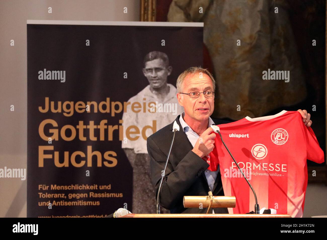 Dr. Michael Wehner präsenoert BEI der Preisverleihung Jugendpreis Gottfried Fuchs im Historischen Kaufhaus von Freiburg das Trikot des FC Lö Banque D'Images