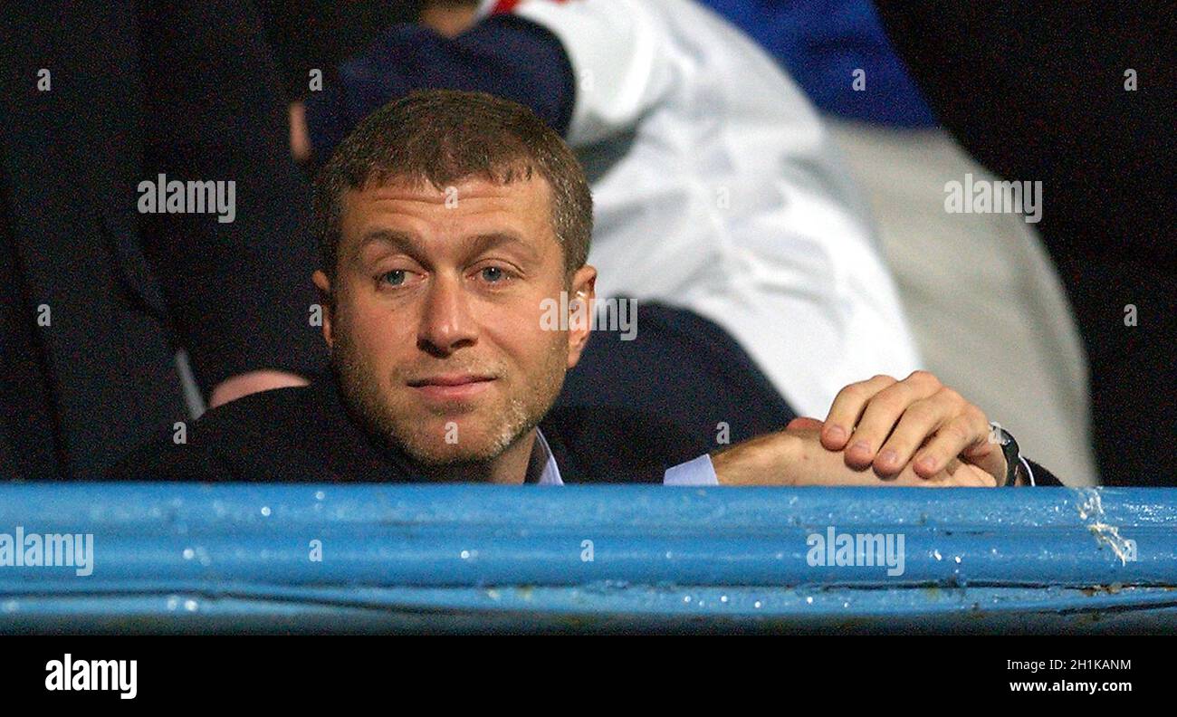 PORTSMOUTH V CHELSEA 12-02-04 CHELSEA PRÉSIDENT ROMAN ABRAMOVICH PIC MIKE WALKER, 2004 Banque D'Images