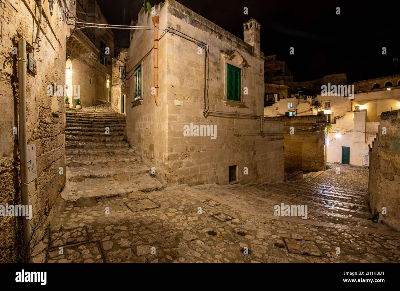 Des escaliers pavés typiques dans une rue latérale, dans la Sassi di Matera, un quartier historique de la ville de Matera. Basilicate. Italie Banque D'Images