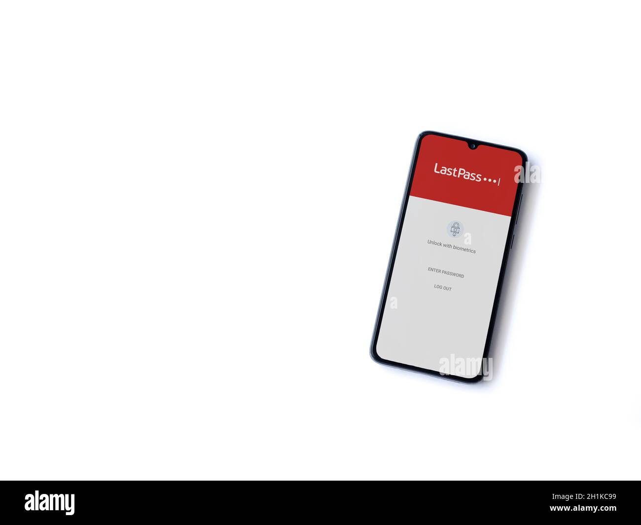 LOD, Israël - 8 juillet 2020 : écran de lancement de l'application LastPass Password Manager avec logo sur l'affichage d'un smartphone mobile noir isolé sur fond blanc Banque D'Images