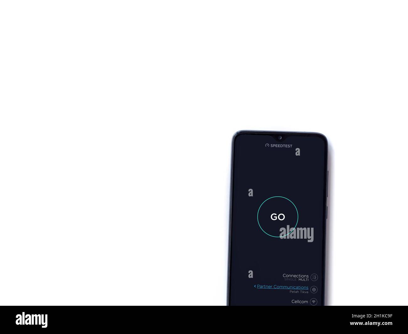 LOD, Israël - 8 juillet 2020 : écran de lancement de l'application Speedtest avec logo sur l'écran d'un smartphone mobile noir isolé sur fond blanc. Vue de dessus f Banque D'Images