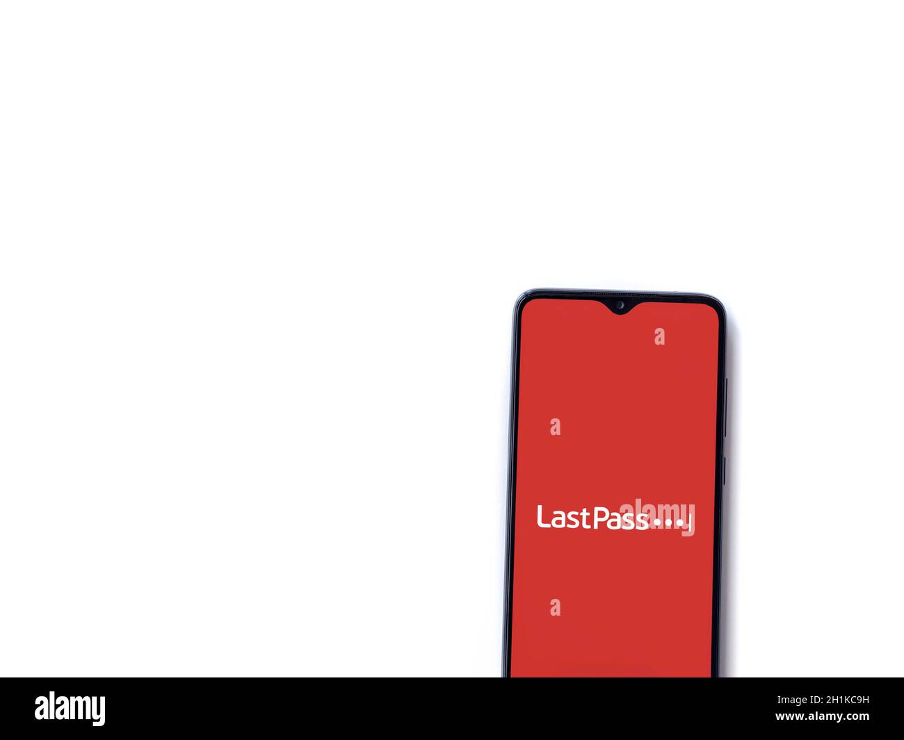 LOD, Israël - 8 juillet 2020 : écran de lancement de l'application LastPass Password Manager avec logo sur l'affichage d'un smartphone mobile noir isolé sur fond blanc Banque D'Images