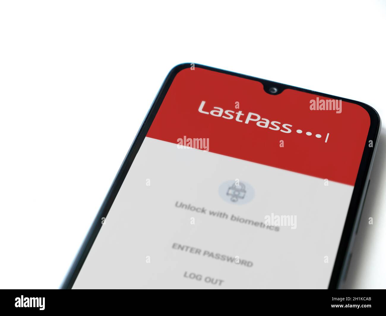 LOD, Israël - 8 juillet 2020 : écran de lancement de l'application LastPass Password Manager avec logo sur l'affichage d'un smartphone mobile noir isolé sur fond blanc Banque D'Images