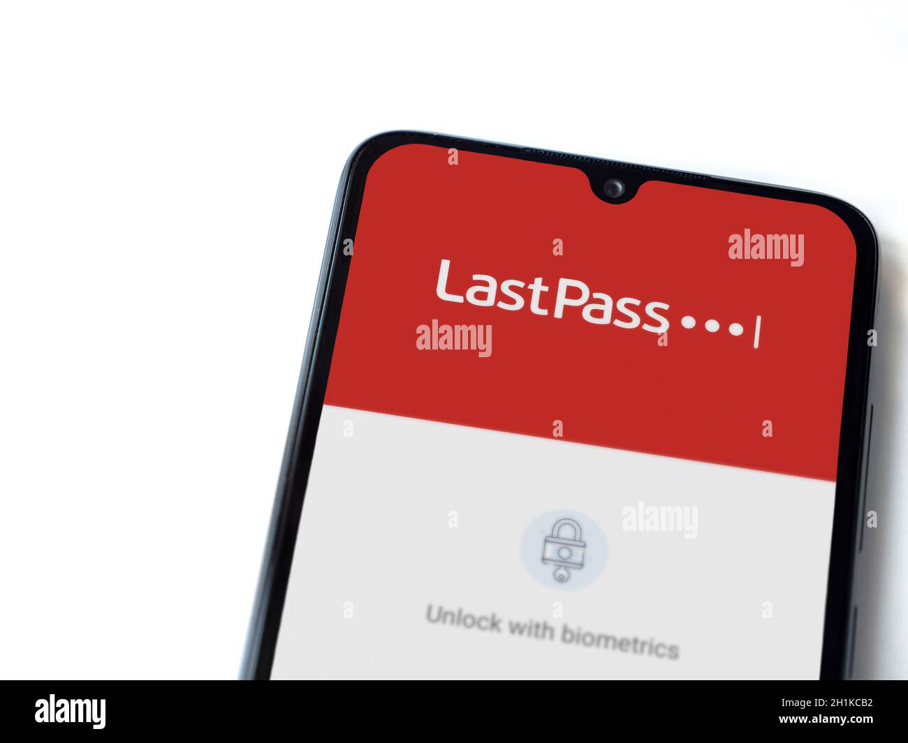 LOD, Israël - 8 juillet 2020 : écran de lancement de l'application LastPass Password Manager avec logo sur l'affichage d'un smartphone mobile noir isolé sur fond blanc Banque D'Images