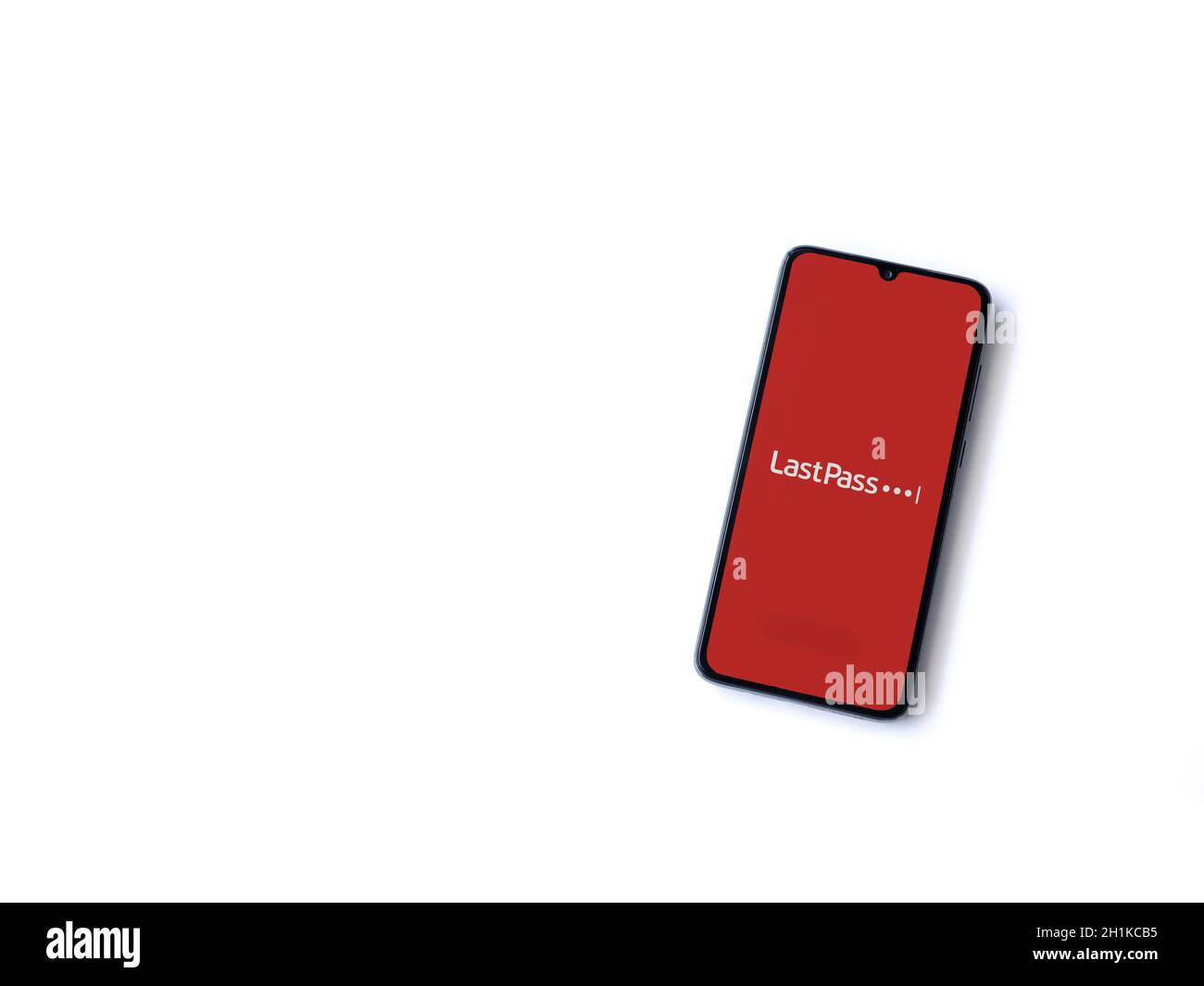 LOD, Israël - 8 juillet 2020 : écran de lancement de l'application LastPass Password Manager avec logo sur l'affichage d'un smartphone mobile noir isolé sur fond blanc Banque D'Images