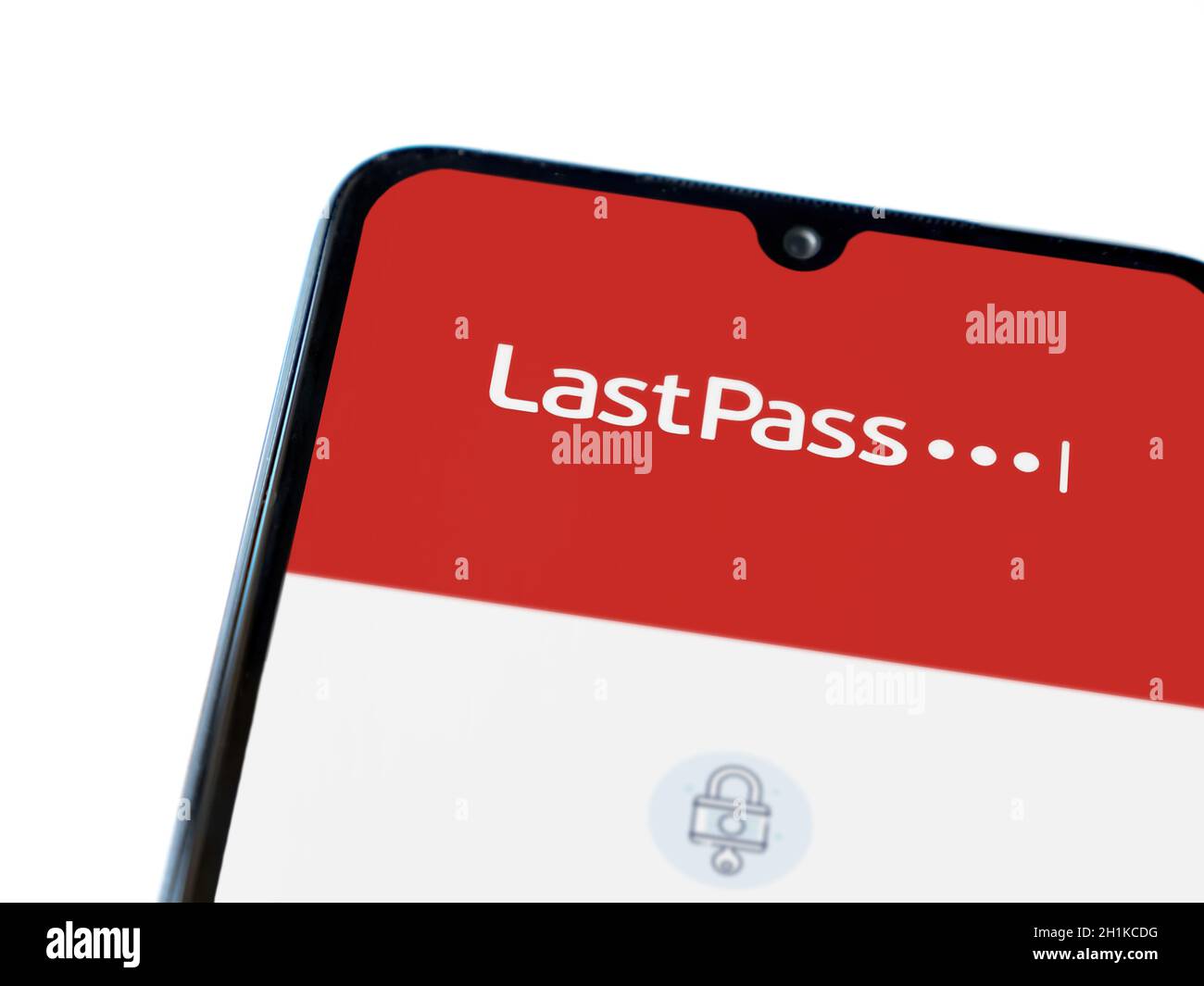 LOD, Israël - 8 juillet 2020 : écran de lancement de l'application LastPass Password Manager avec logo sur l'affichage d'un smartphone mobile noir isolé sur fond blanc Banque D'Images