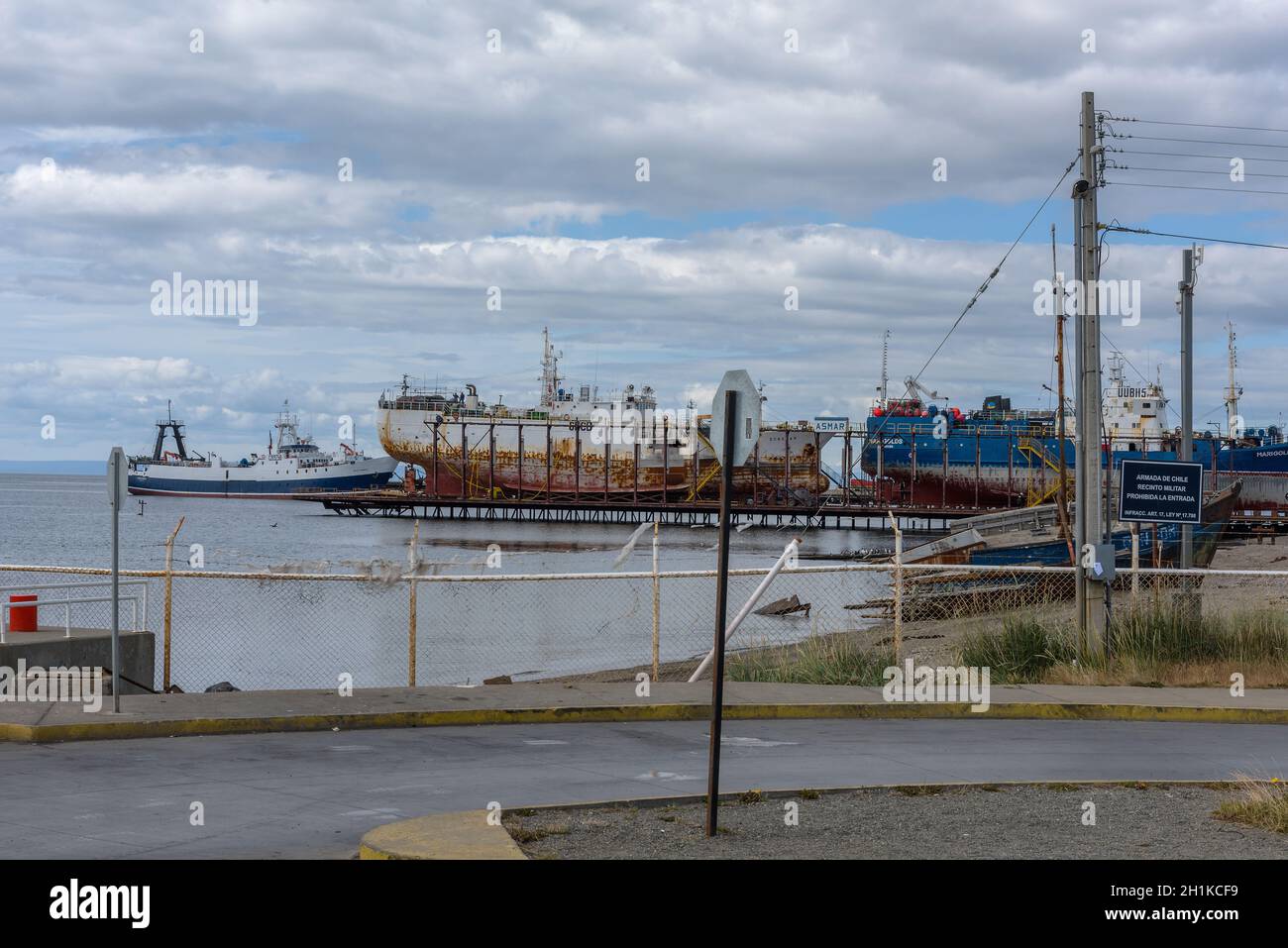 Navires dans un chantier naval dans le port de Punta Delgada, Chili Banque D'Images