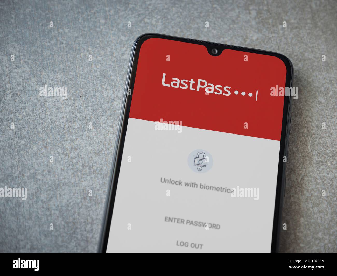 LOD, Israël - 8 juillet 2020 : écran de lancement de l'application LastPass Password Manager avec logo sur l'écran d'un smartphone mobile noir sur fond en pierre céramique Banque D'Images