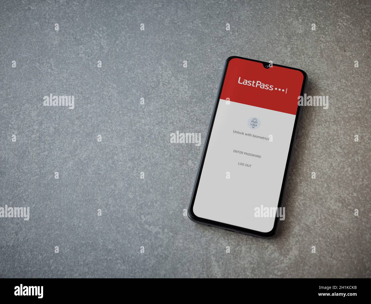 LOD, Israël - 8 juillet 2020 : écran de lancement de l'application LastPass Password Manager avec logo sur l'écran d'un smartphone mobile noir sur fond en pierre céramique Banque D'Images