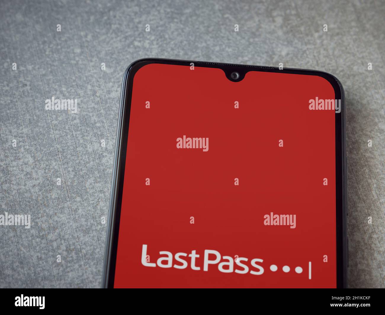 LOD, Israël - 8 juillet 2020 : écran de lancement de l'application LastPass Password Manager avec logo sur l'écran d'un smartphone mobile noir sur fond en pierre céramique Banque D'Images