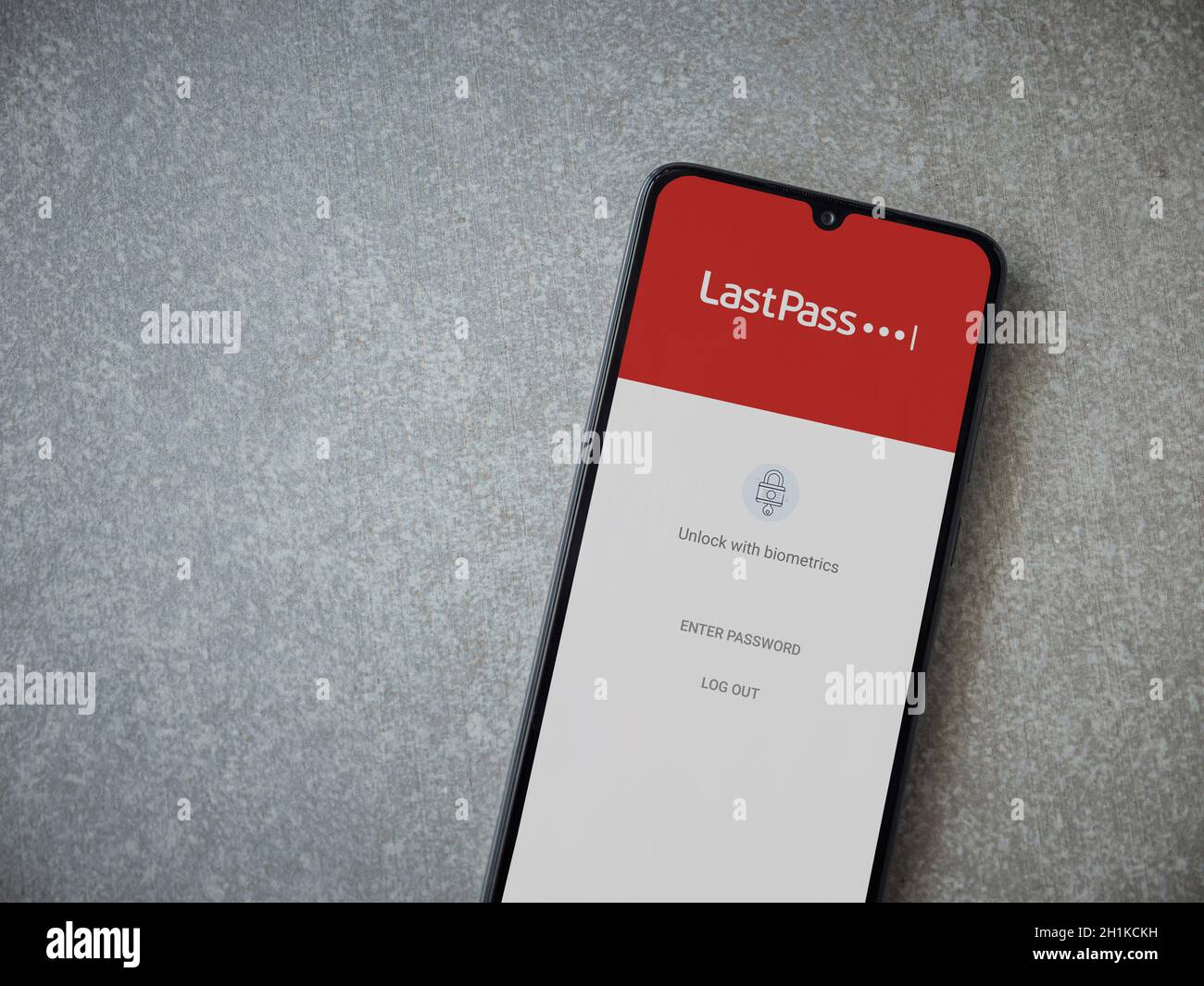 LOD, Israël - 8 juillet 2020 : écran de lancement de l'application LastPass Password Manager avec logo sur l'écran d'un smartphone mobile noir sur fond en pierre céramique Banque D'Images