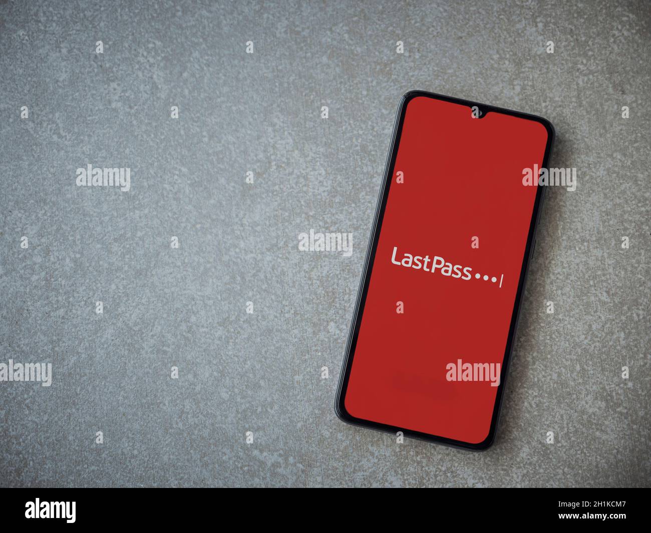 LOD, Israël - 8 juillet 2020 : écran de lancement de l'application LastPass Password Manager avec logo sur l'écran d'un smartphone mobile noir sur fond en pierre céramique Banque D'Images