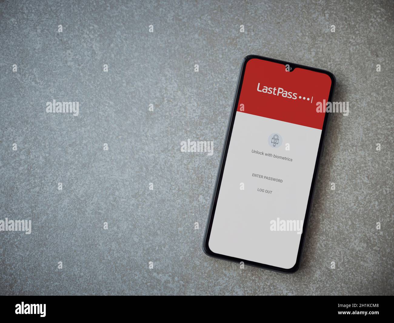 LOD, Israël - 8 juillet 2020 : écran de lancement de l'application LastPass Password Manager avec logo sur l'écran d'un smartphone mobile noir sur fond en pierre céramique Banque D'Images