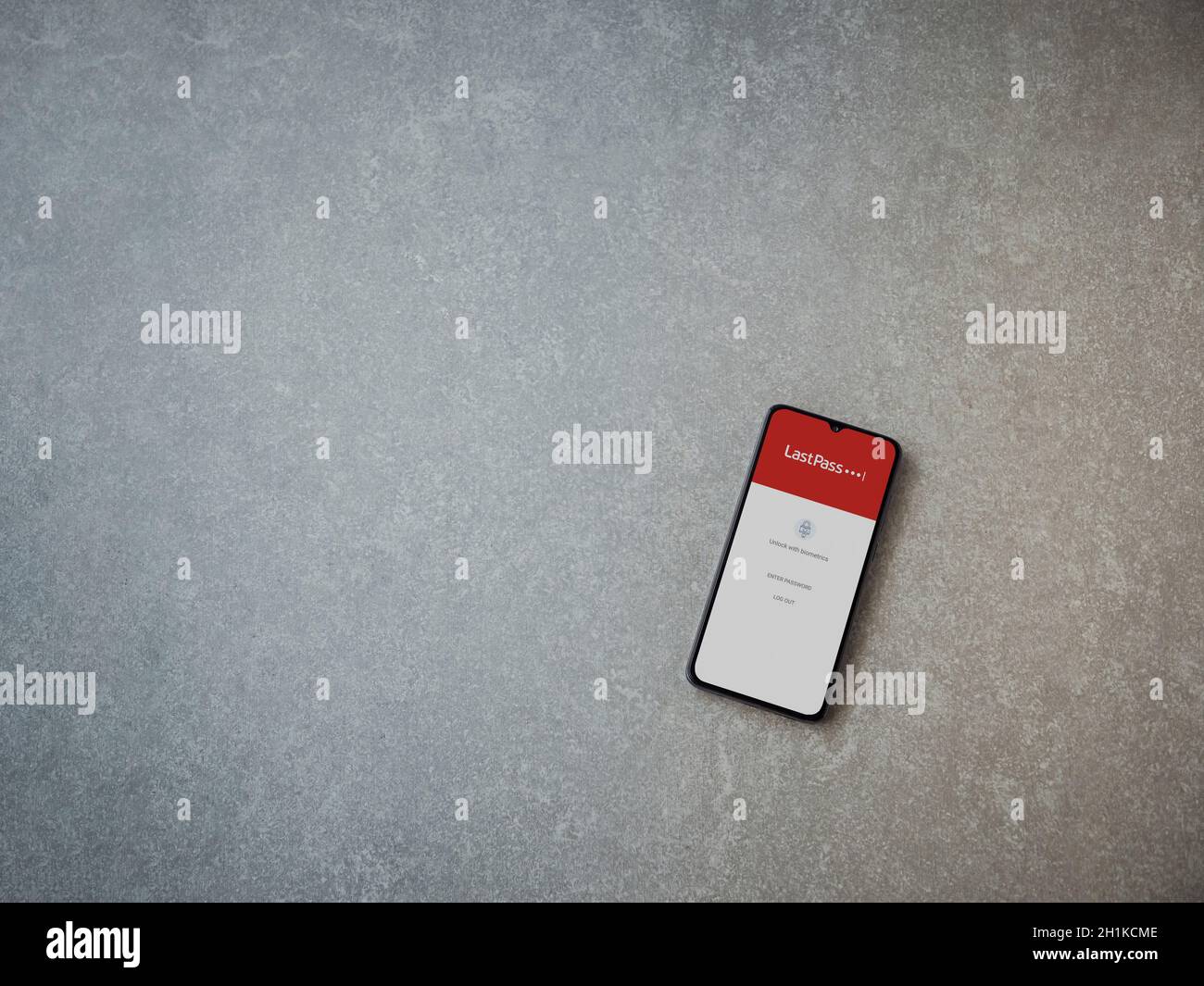 LOD, Israël - 8 juillet 2020 : écran de lancement de l'application LastPass Password Manager avec logo sur l'écran d'un smartphone mobile noir sur fond en pierre céramique Banque D'Images