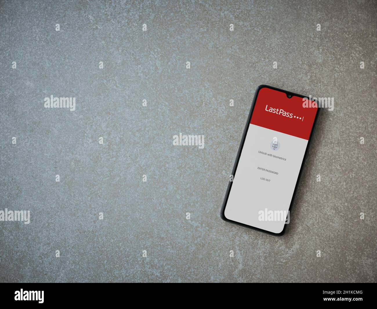 LOD, Israël - 8 juillet 2020 : écran de lancement de l'application LastPass Password Manager avec logo sur l'écran d'un smartphone mobile noir sur fond en pierre céramique Banque D'Images