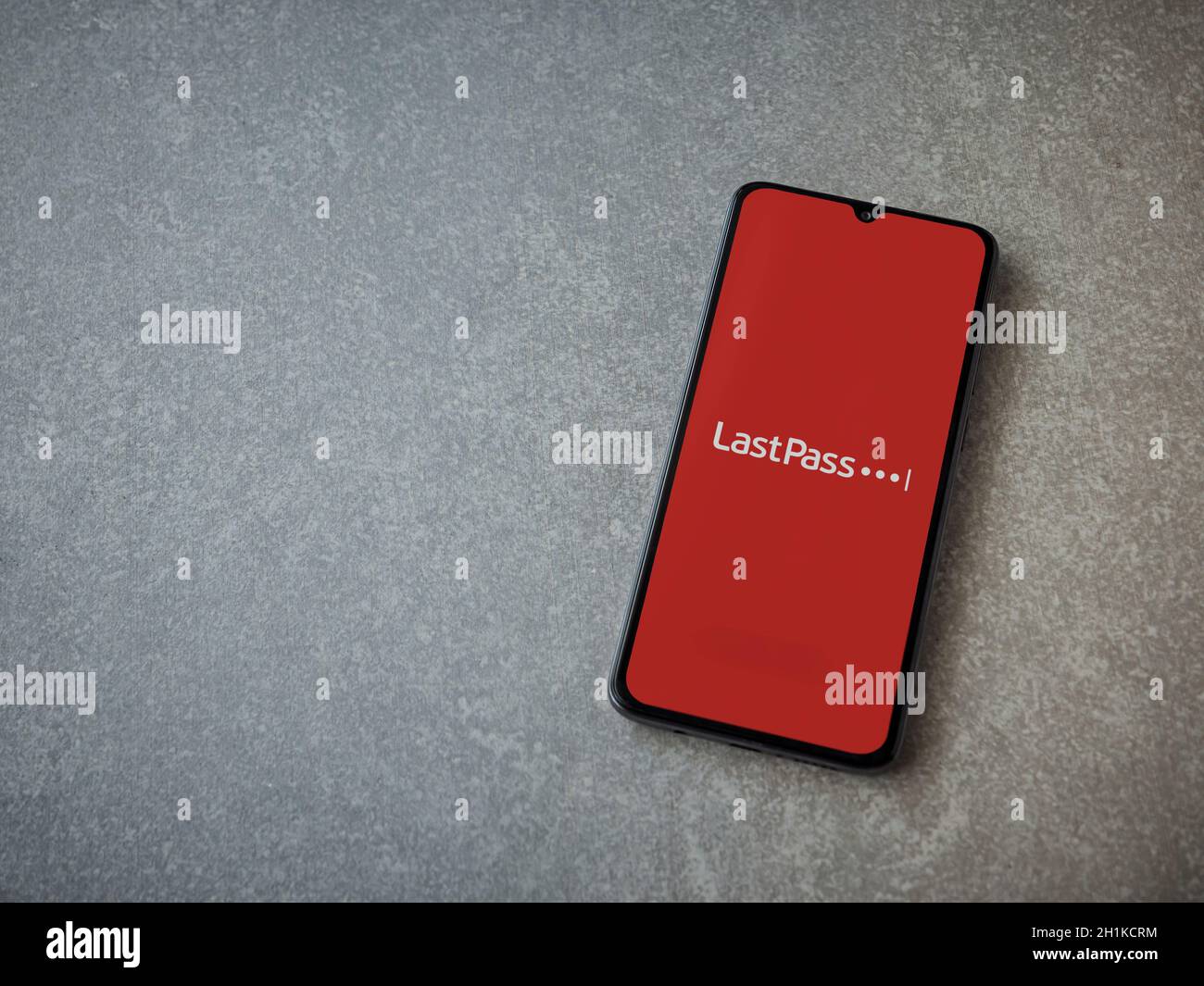 LOD, Israël - 8 juillet 2020 : écran de lancement de l'application LastPass Password Manager avec logo sur l'écran d'un smartphone mobile noir sur fond en pierre céramique Banque D'Images