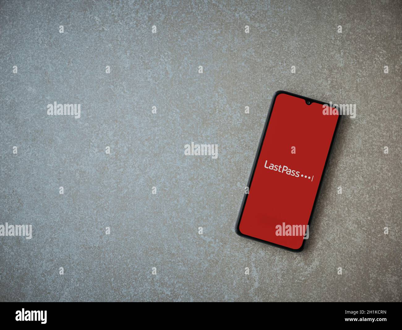 LOD, Israël - 8 juillet 2020 : écran de lancement de l'application LastPass Password Manager avec logo sur l'écran d'un smartphone mobile noir sur fond en pierre céramique Banque D'Images
