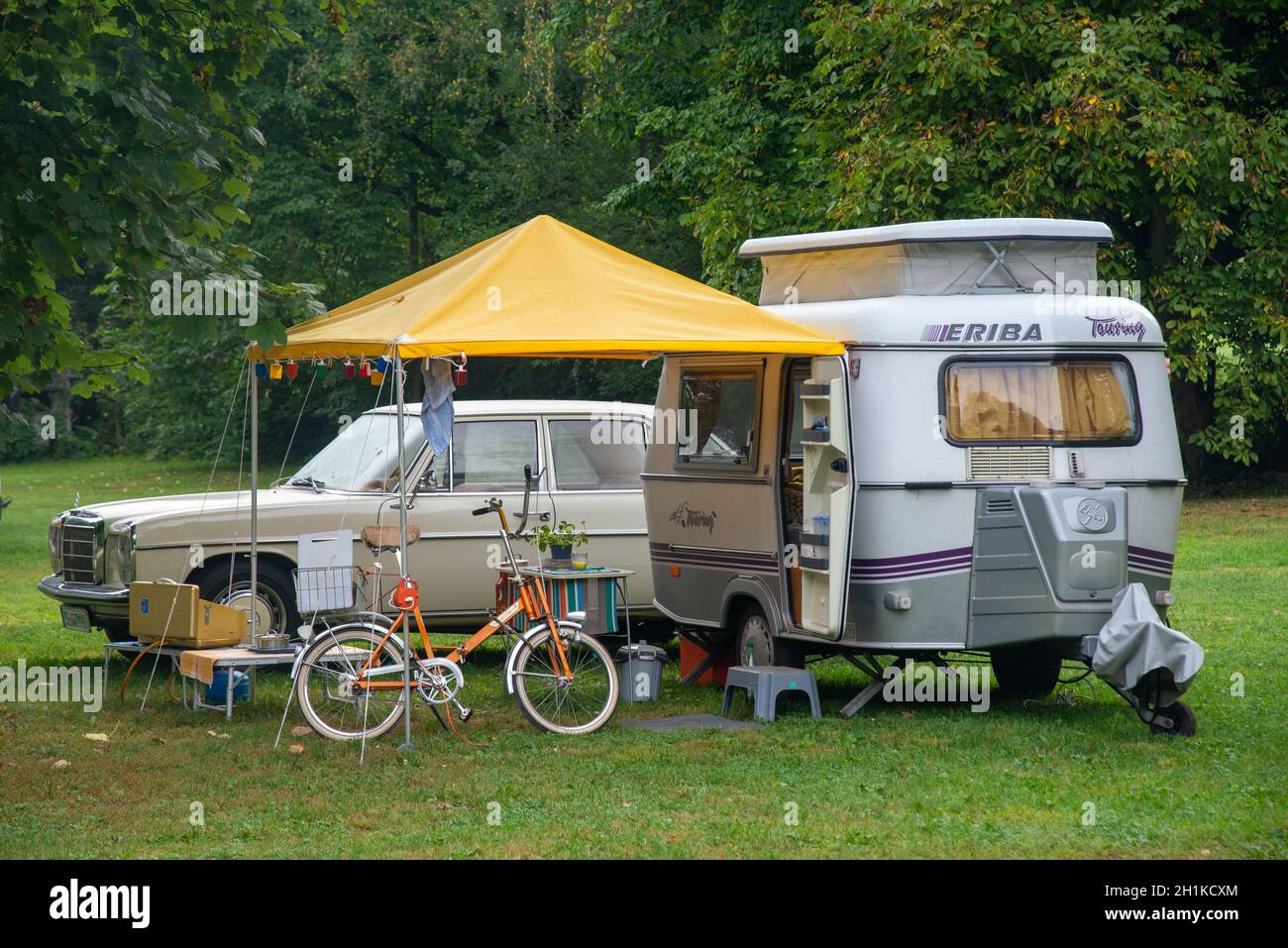 Vieille voiture et caravane au camping à Heidelberg, Allemagne Banque D'Images