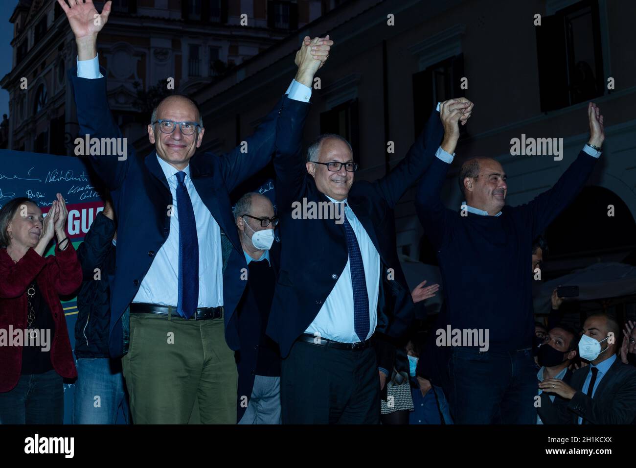 Rome Italie.18 octobre 2021.Le secrétaire du Parti démocratique Enrico Letta, le président de la région Latium Nicola Zingaretti et le maire nouvellement élu de Rome, Roberto Gualtieri s'adresse aux partisans lorsqu'ils célèbrent la victoire à Rome.Credit: Cosimo Martemucci / Alamy Live News Banque D'Images