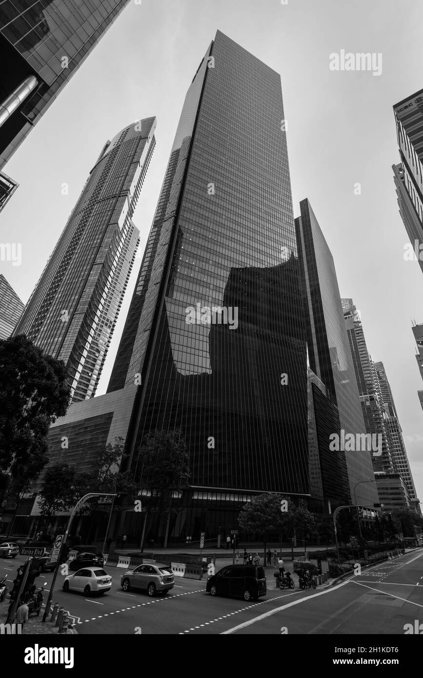 Singapour - 4 décembre 2019 : scène de rue à Singapour avec les immeubles de bureaux gratte-ciel dans le centre financier de Singapour. Noir et blanc Banque D'Images