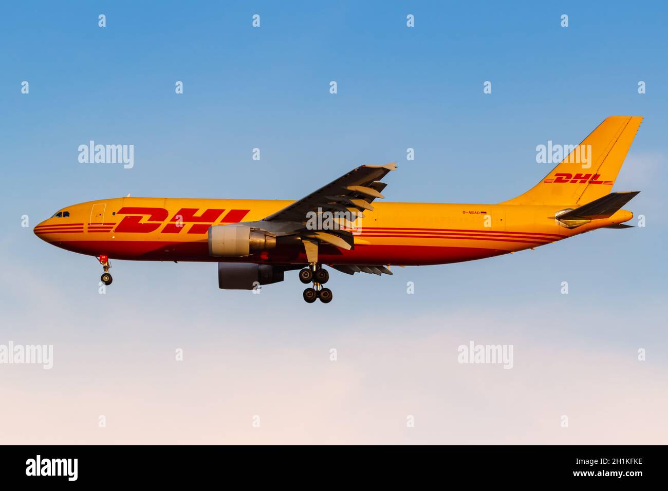 Athènes, Grèce - 22 septembre 2020 : avion DHL European Air transport Airbus A300-600F à l'aéroport d'Athènes en Grèce. Airbus est un avion européen m Banque D'Images