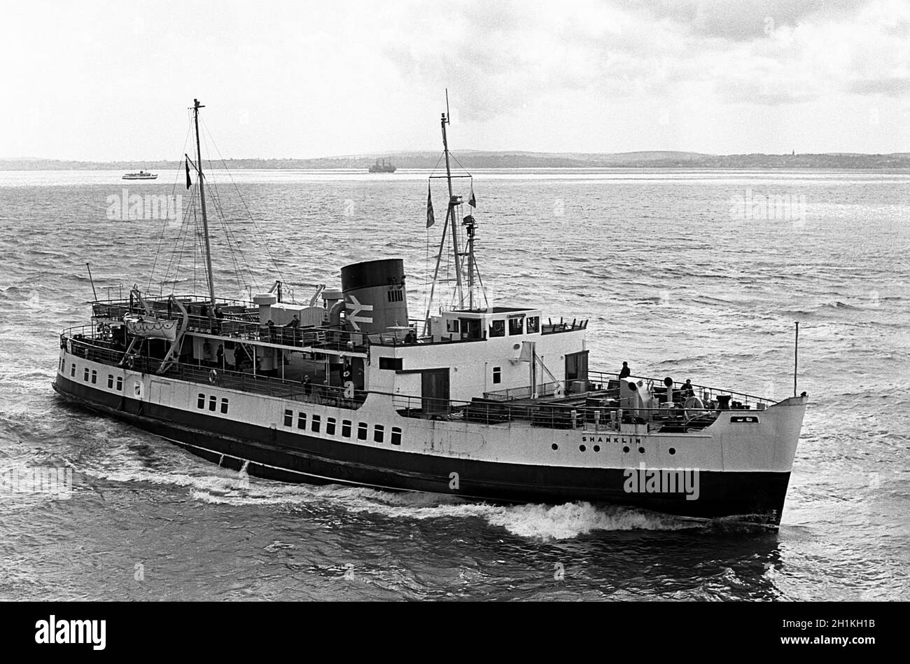 AJAXNETPHOTO.6 MAI 1967.PORTSMOUTH, ANGLETERRE.- TRAVERSÉE DU FERRY POUR PASSAGERS SOLENT - M.V.SHANKLIN VERS L'INTÉRIEUR EN DIRECTION DE RYDE PIER À PORTSMOUTH HARBOUR.PHOTO:JONATHAN EASTLAND/AJAX REF:3567756_6 Banque D'Images