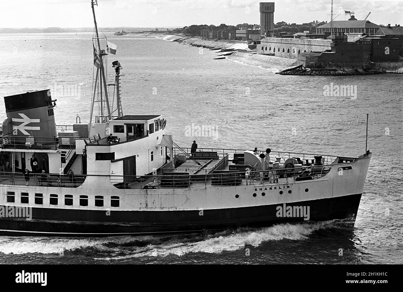 AJAXNETPHOTO.6 MAI 1967.PORTSMOUTH, ANGLETERRE.- TRAVERSÉE DU FERRY POUR PASSAGERS SOLENT - M.V.SHANKLIN VERS L'INTÉRIEUR EN DIRECTION DE RYDE PIER À PORTSMOUTH HARBOUR.PHOTO:JONATHAN EASTLAND/AJAX REF:3567756_7 Banque D'Images