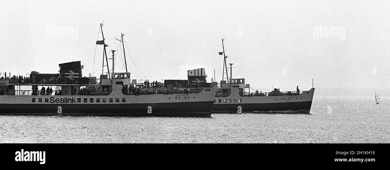 AJAXNETPHOTO.JUIN 1975.PORTSMOUTH, ANGLETERRE.- TRAVERSÉE DES FERRIES DE PASSAGERS SOLENT - M.V.SHANKLIN (PREMIER PLAN) ET SOUTHSEA VERS L'INTÉRIEUR SE SONT LIÉS À PORTSMOUTH HARBOUR.PHOTO:JONATHAN EASTLAND/AJAX REF:750083 Banque D'Images