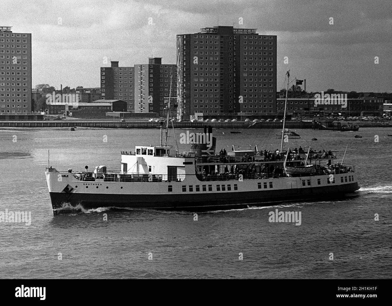 AJAXNETPHOTO.13 JUILLET 1967.PORTSMOUTH, ANGLETERRE.- TRAVERSÉE DU FERRY POUR PASSAGERS SOLENT - M.V.SOUTHSEA EST CHARGÉ DE PASSAGERS, VERS L'EXTÉRIEUR VERS RYDE PIER DEPUIS PORTSMOUTH HARBOUR.PHOTO:JONATHAN EASTLAND/AJAX REF:3567748 8 Banque D'Images