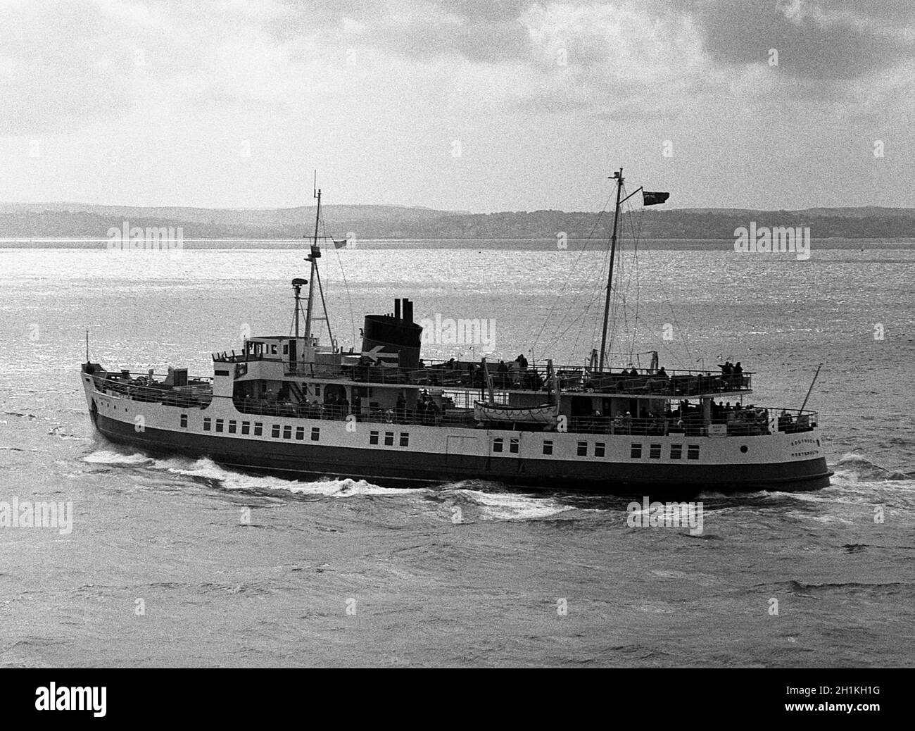 AJAXNETPHOTO.13 JUILLET 1967.PORTSMOUTH, ANGLETERRE.- TRAVERSÉE DU FERRY POUR PASSAGERS SOLENT - M.V.SOUTHSEA EST CHARGÉ DE PASSAGERS, VERS L'EXTÉRIEUR VERS RYDE PIER DEPUIS PORTSMOUTH HARBOUR.PHOTO:JONATHAN EASTLAND/AJAX REF:3567748 10 Banque D'Images