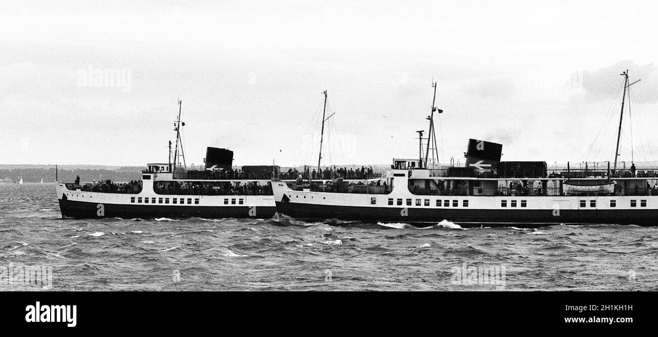 AJAXNETPHOTO.24 JUILLET 1971.PORTSMOUTH, ANGLETERRE.- COURSE EST SUR - TRAVERSER SOLENT PASSAGERS FERRIES - M.V.SOUTHSEA (PREMIER PLAN) ET M.V.BRADING EN COMPAGNIE VERS L'EXTÉRIEUR RELIÉ À RYDE PIER DE PORTSMOUTH HARBOUR.PHOTO:JONATHAN EASTLAND/AJAX REF:357132 5 Banque D'Images