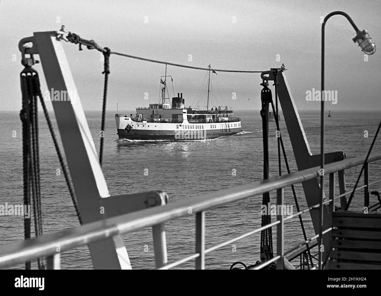 AJAXNETPHOTO.SEPTEMBRE 1968.PORTSMOUTH, ANGLETERRE.- TRAVERSÉE DU FERRY POUR PASSAGERS SOLENT - M.V.SOUTHSEA VU À TRAVERS LE BATEAU DE SAUVETAGE DAVITS DE M.V.BRADING TRAVERSANT LE SOLENT DE RYDE PIER À L'ARRIVÉE À PORTSMOUTH HARBOUR.PHOTO:JONATHAN EASTLAND/AJAX REF:M356829 11 Banque D'Images
