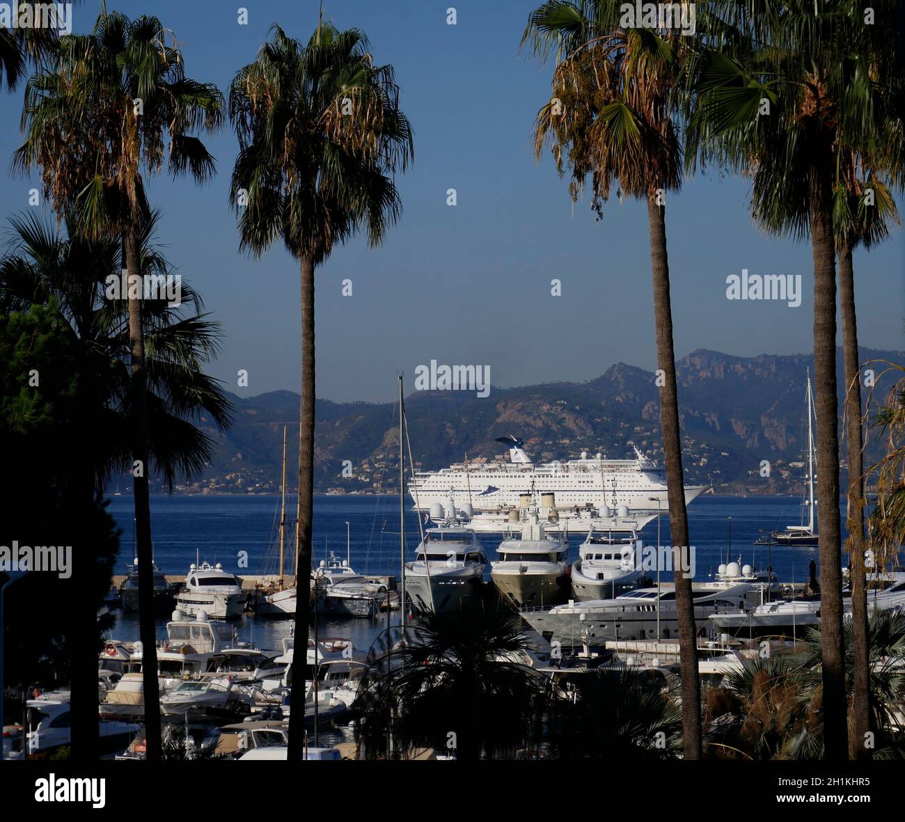 AJAXNETPHOTO.2018. CANNES, FRANCE.- COTE D'AZUR RESORT - VUE À L'OUEST SUR LA BAIE DE CANNES AVEC DE SUPER YACHTS ET DES CROISEURS À MOTEUR AMARRÉS DANS LE PORT DE PLAISANCE PIERRE CANTO (PREMIER PLAN), UN PAQUEBOT DE CROISIÈRE ET UN YACHT DE LUXE SUPER ANCRÉ DANS LA BAIE.PHOTO:JONATHAN EASTLAND/AJAX REF:GX8 180310 730 Banque D'Images