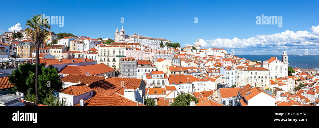 Lisbonne Portugal vue de voyage de la vieille ville d'Alfama avec église Sao Vicente de Fora panorama voyager Banque D'Images