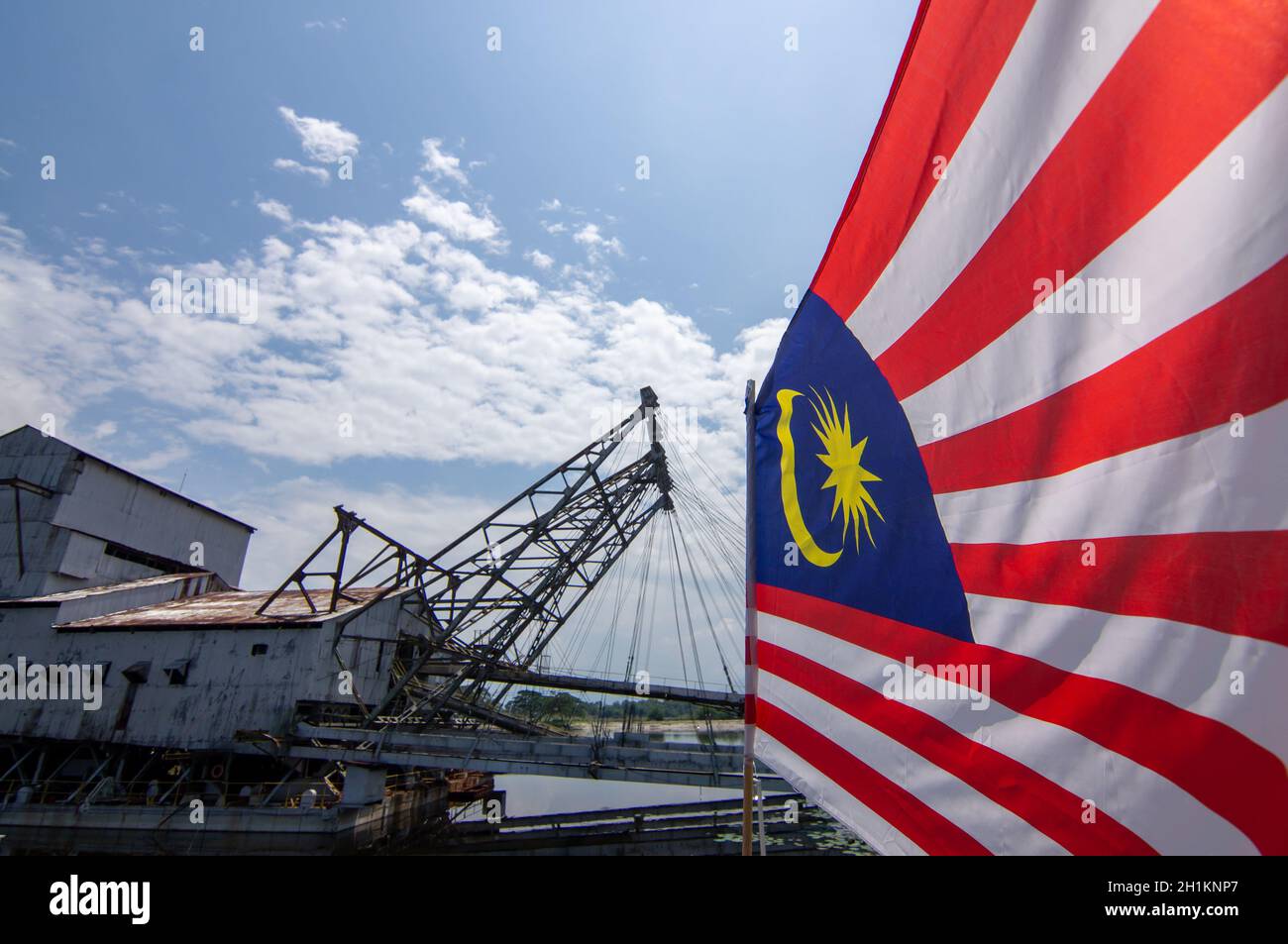 Tanjung Tualang, Perak/Malaisie - octobre 07 2019 : drapeau de la Malaisie agitant à Tanjung Tualang Tin Dredge. Banque D'Images