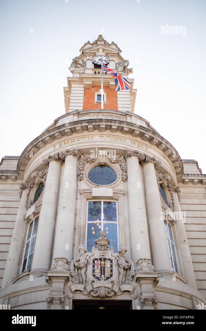 Londres, Royaume-Uni - 30 septembre 2020 : vue en portrait de la façade de l'hôtel de ville de Lambeth et de sa Tour de l'horloge à Londres, Royaume-Uni Banque D'Images